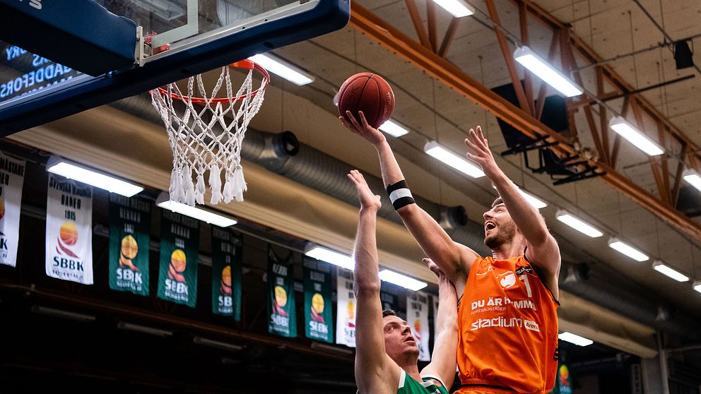 Norrköpings Adam Ramstedt går mot korgen i den första finalmatchen.