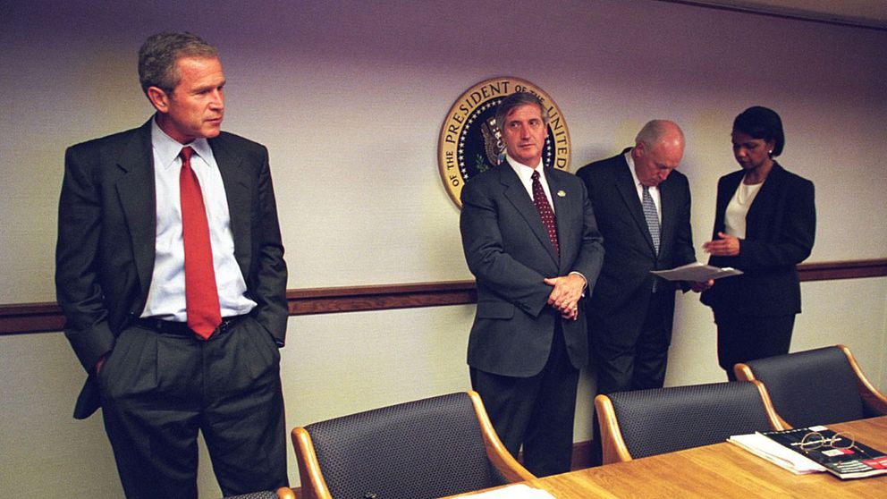 Nationella säkerhetsrådgivaren Condoleeza Rice (till höger) samtalar med vice president Dick Cheney i ”Situation room” i Washington 11 september. President George W Bush står i förgrunden.