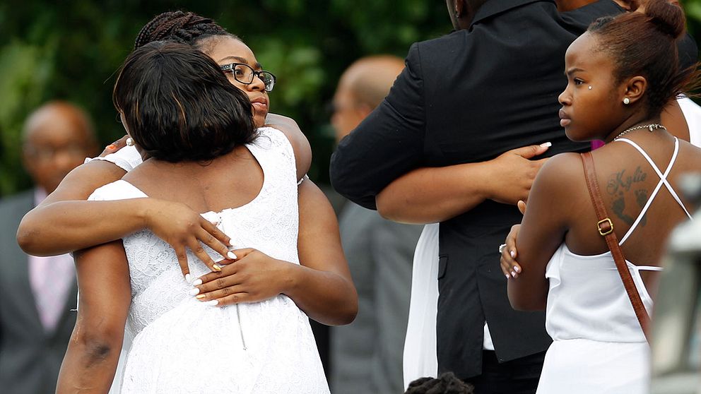 Hundratals människor kom till Sandra Blands begravning på lördagen.