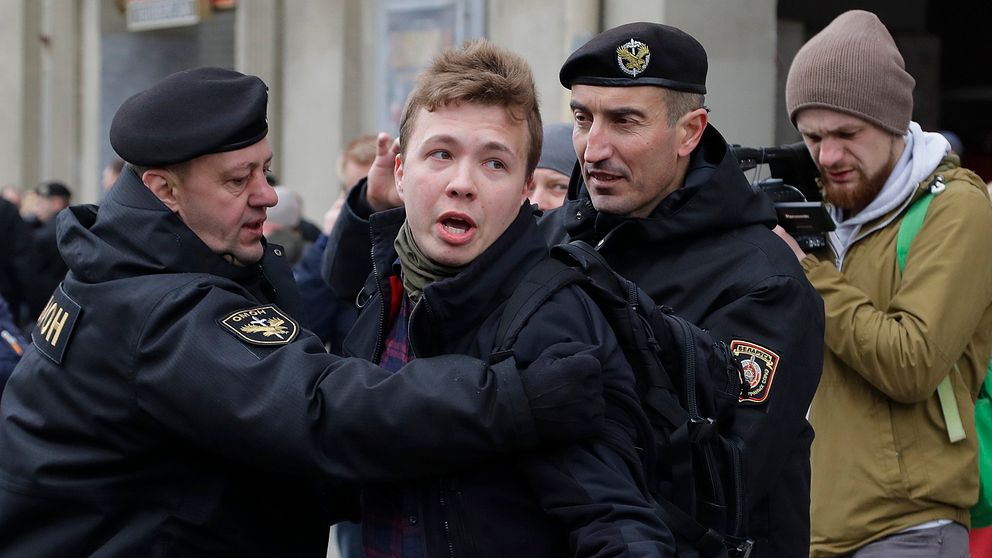 Roman Protasevitj i samband med att han grips under en protest i Minsk 2017.