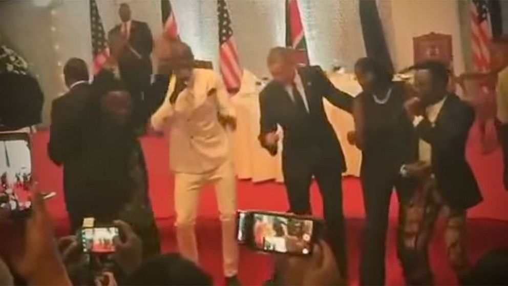Här svänger presidenten sina lurviga i vad som kallas en kenyansk line dance i amerikanska medier.