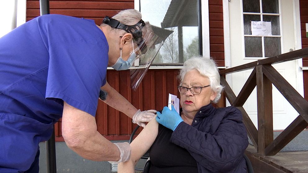 76-åriga Märta Nyhlèn Jonsson får sin andra dos vaccin.