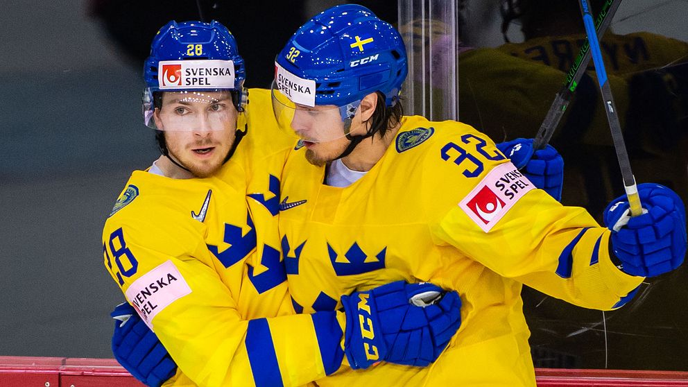 Jesper Frödén (vänster) jublar tillsammans med Magnus Nygren efter ett mål mot Schweiz.