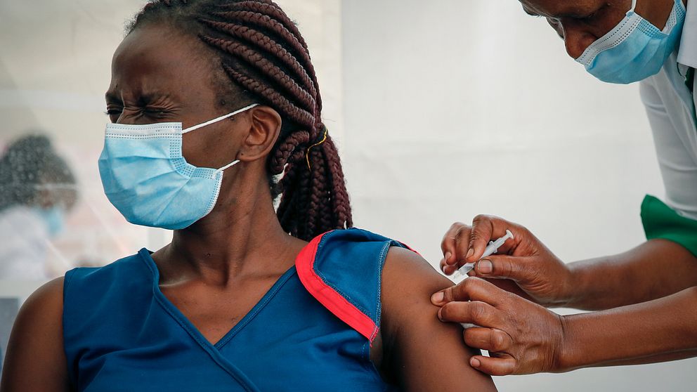 Sjukhuspersonal i Kenya får vaccin som leverats av globala vaccinprogrammet Covax.