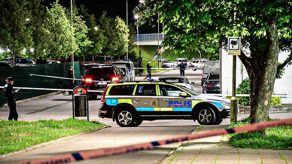 Polisen har spärrat av akuten i Malmö dit en skadad person tagits efter skottlossningen sent på söndagskvällen.
