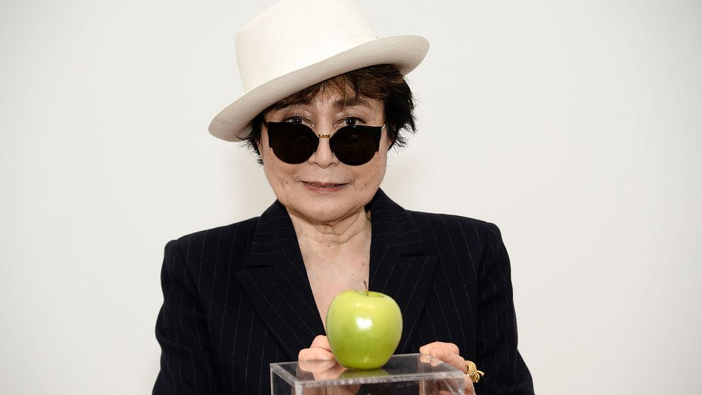 Yoko Ono framför verket Apple, som avr del av hennes utställning på MoMa i New York tidigare i år.
