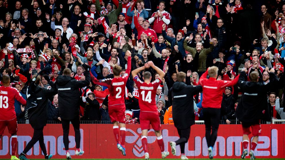 Danska spelarna firar en seger i EM-kvalet hemma mot Schweiz hösten 2019.
