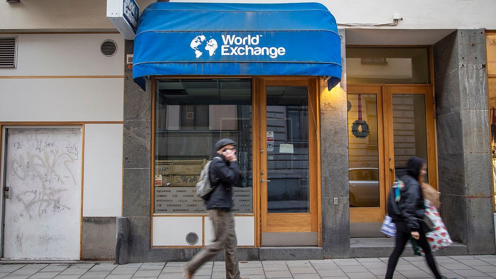 Exteriör av World Exchange, två personer går förbi.