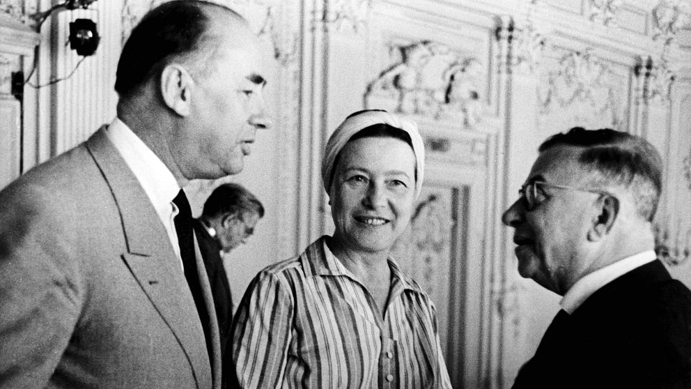 Simone de Beauvoir mellan dåvarande Unesco-chefen Rene Maillot och sin partner Jean-Paul Sartre, i Sovjetunionen 1963.