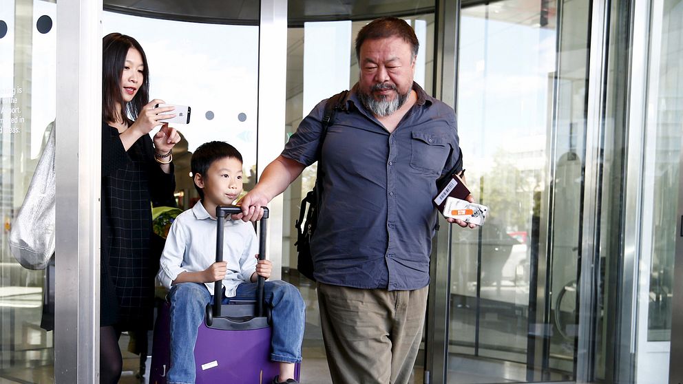Ai Weiwei med familj på flygplatsen i Tyskland, dit han anlände på torsdagen efter att ha varit fast i Kina i fyra år.