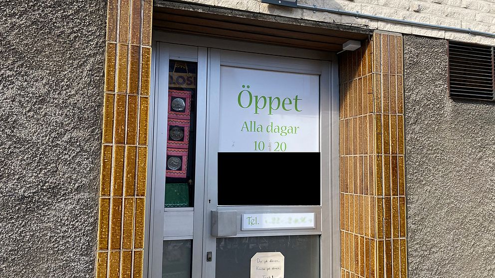 Entrédörren till massagesalongen i Karlstad, en av de platser där den misstänkta bordellverksamheten ska ha bedrivits