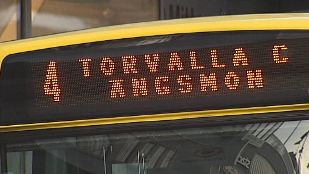 tät bild på gul buss med texten ”4 Torvalla C Ängsmon”