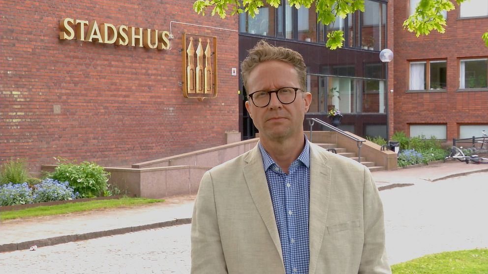 Magnus Schedin framför stadshuset i Falköping