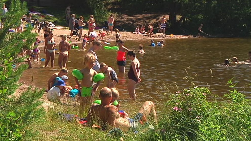 Många njöt av sol och bad i Fjällnora utanför Uppsala den 2 juli när solen sken för fullt i den 30-gradiga värmen.