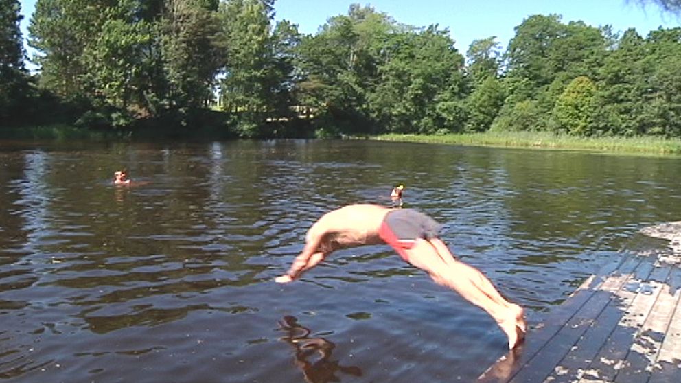 Björn Dahlström på väg ner i vattnet vid den nya badplatsen i Boulognerskogen i Gävle den 3 juli.