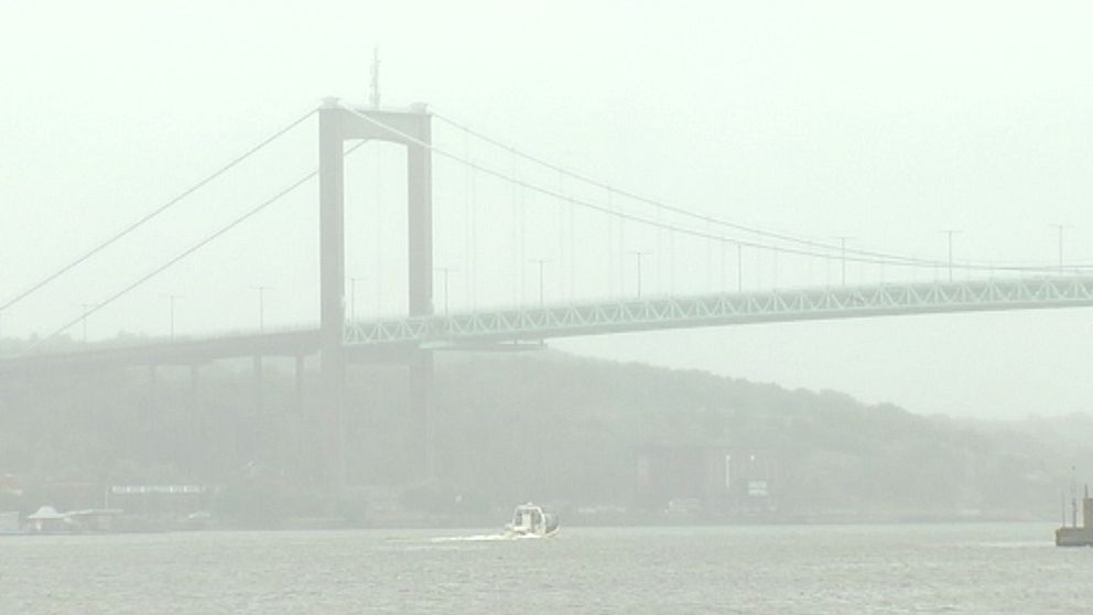 Älvsborgsbron i Göteborg insvept i regn den 25 juli.