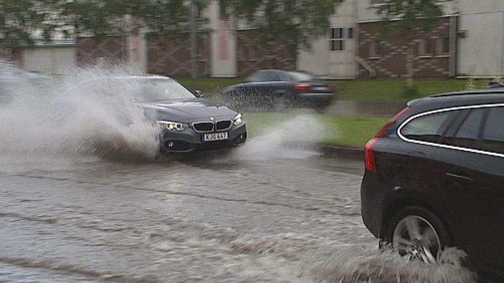 Regn i massor på gatorna i Luleå efter häftiga skurar den 20 juli.