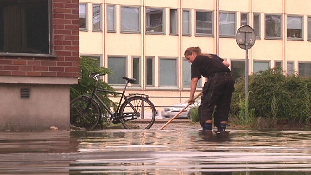 Lokala översvämningar följde efter häftiga skurar i Kalmar den 13 juli.