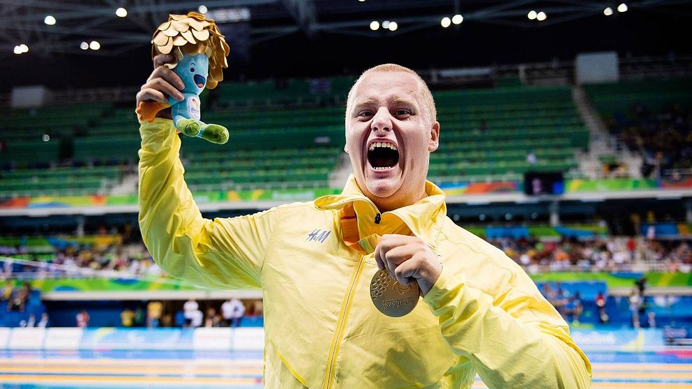 Karl Forsman med sitt guld i Paralympics i Rio 2016