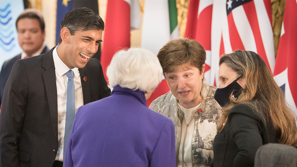 Till vänster Storbritanniens finansminister Rishi Sunak, med ryggen mot kameran: USA:s finansminister Janet Yellen, samt Kanadas finansminister Chrystia Feeland.