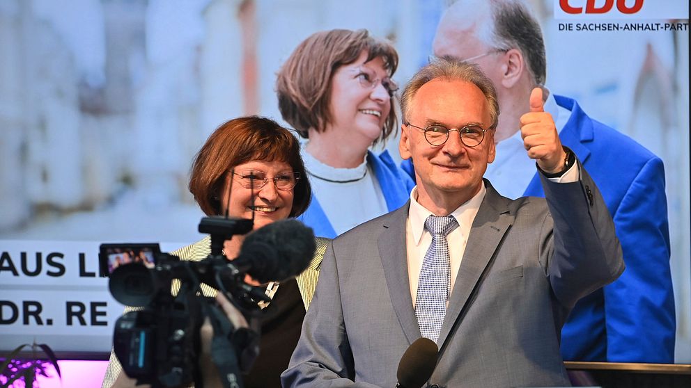 Kvällens segrare i Sachsen-Anhalt Reiner Haseloff (CDU) och hans fru gör tummen upp och ler.