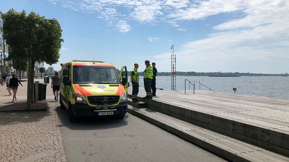 ambulans på Sundspromenaden i Malmö, två ambulanssjukvårdare samtalar med varandra