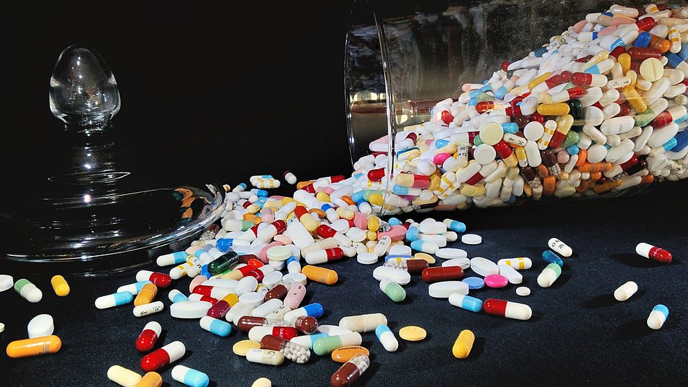 Allt fler svenskar kan tänka sig att köpa receptbelagd medicin på internet. Samtidigt omsätter handeln med falska läkemedel miljardbelopp.