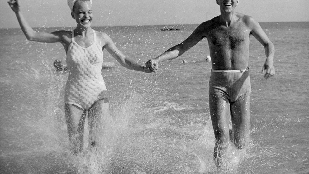 Mary Rapp och Hasse Funck firar sommar i Falsterbo 1949.