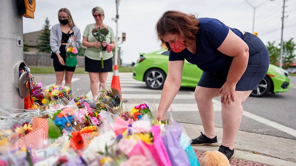 Invånare i London, Ontario, lämnar blommor vid olycksplatsen.