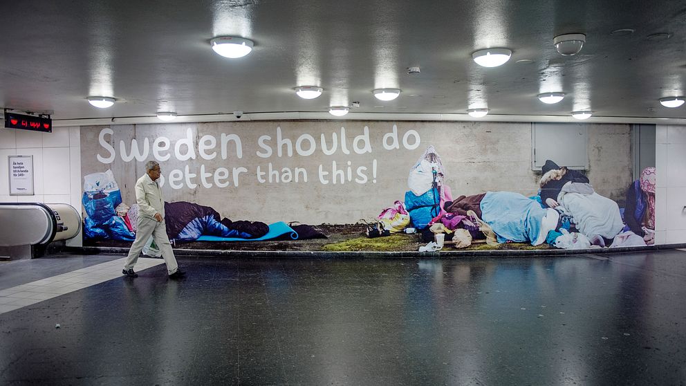 Kritiker menar att Sverigedemokraternas reklam i tunnelbanan kränker och normaliserar rasism. Nu utreder JK om reklamen är brottslig.