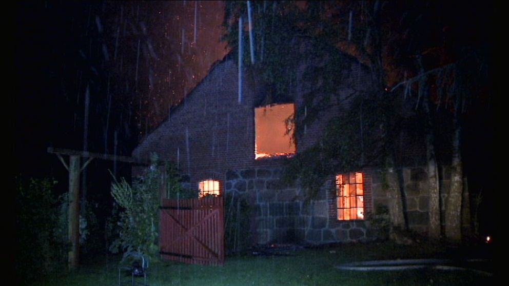Under ett kraftigt oväder slog blixten ned i en byggnad i Genarp utanför Lund natten mot onsdagen.