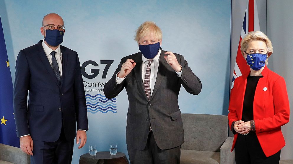 Boris Johnson tillsammans med Ursula von der Leyen och Charles Michel, alla iförd munskydd.