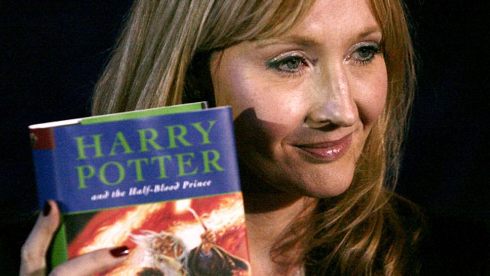 JK Rowling, egentligen Joanne Rowling, kan inte riktigt släppa Harry Potter.