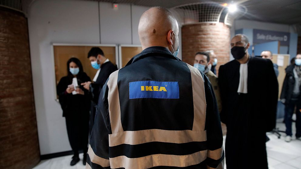 En fransk Ikea-anställd väntar på domen i Versaille utanför Paris