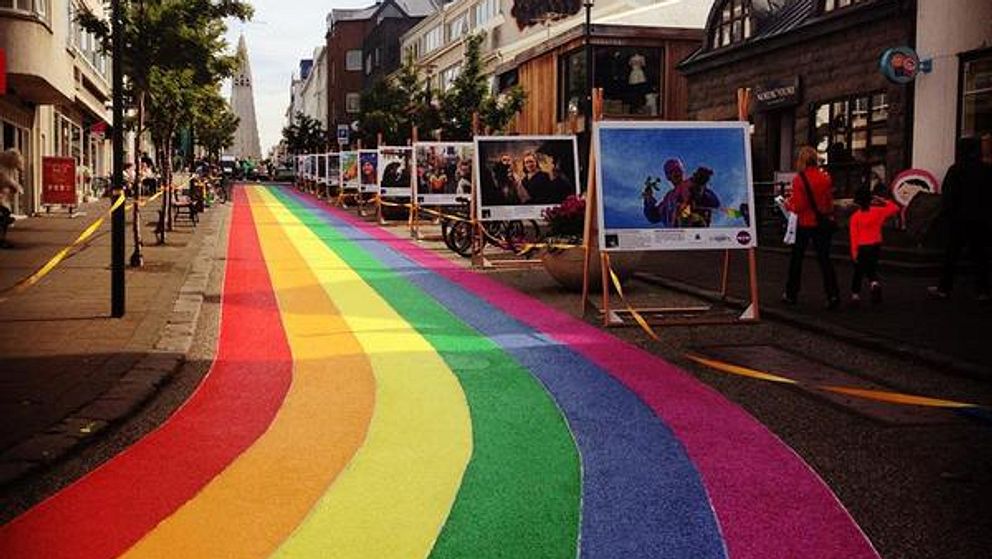 En hel gata har målats om inför Rejkjaviks pridefestival.
