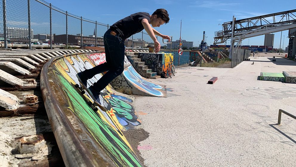 En skateboardåkare åker i en skatepark