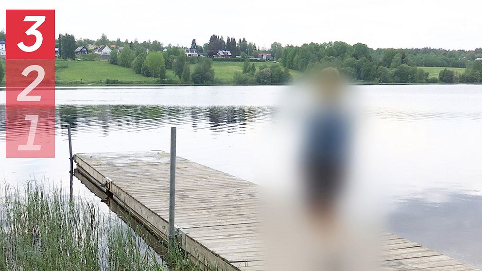 En anonym kvinna går ut på en brygga vid en sjö.