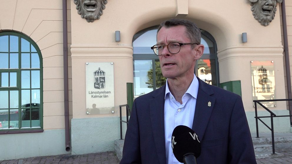 Hör Peter Sandwall, landshövding i Kalmar län förklarar varför länsstyrelsen i Kalmar inte längre har råd att behålla 11 medarbetare.