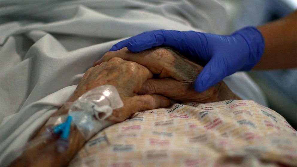 En äldre patient på ett sjukhus i Storbritannien under pandemin.