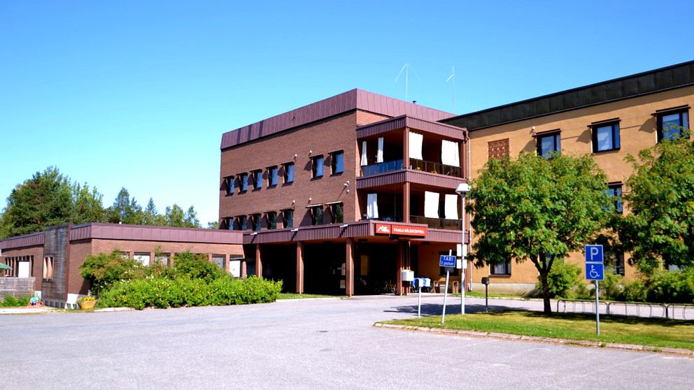 vy mot tegelbyggnad – vårdcentralen i Pajala