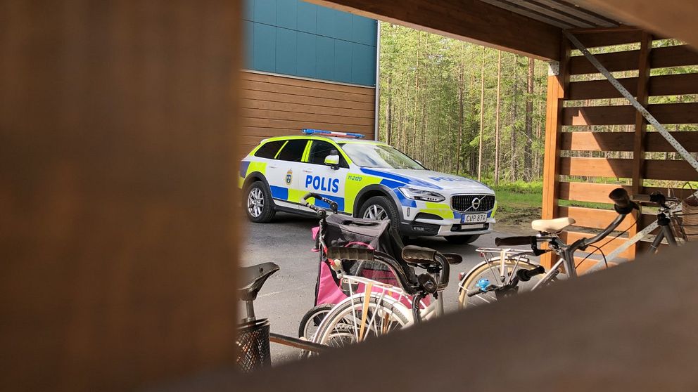 Bild på polisbil i ett bostadsområde i Piteå efter ett misstänkt mordförsök den 16:e juni 2021.