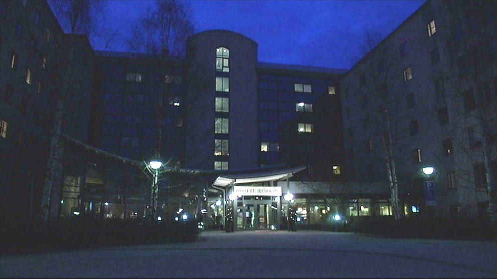 nattetid, vy mot entré till stor hotellbyggnad, skylt: Hotell Björken