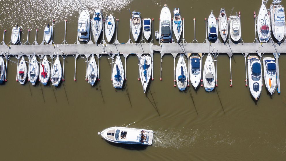foto ovanifrån över fritidsbåtar vid en lång brygga