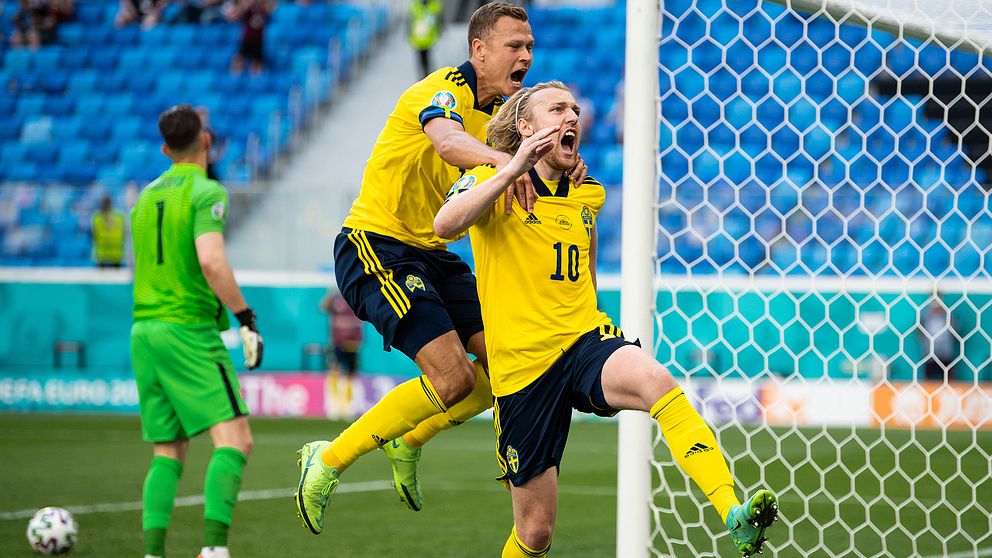 Målskytten Emil Forsberg jublar, tillsammans med Viktor Claesson, efter 1-0 mot Slovakien.