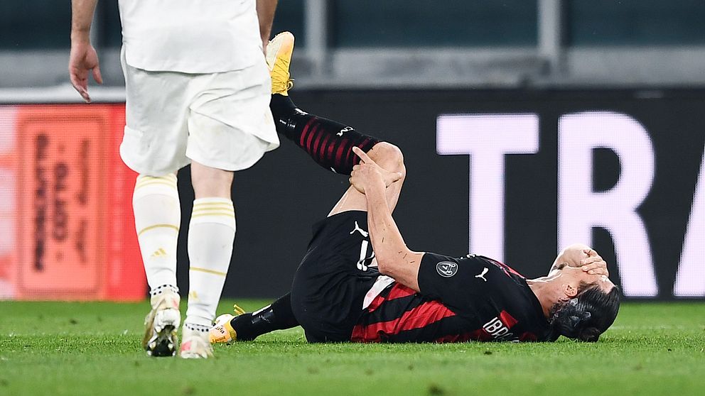 Zlatan Ibrahimovic vrider sig i smärtor i en Serie A-match mot Juventus den 9 maj.