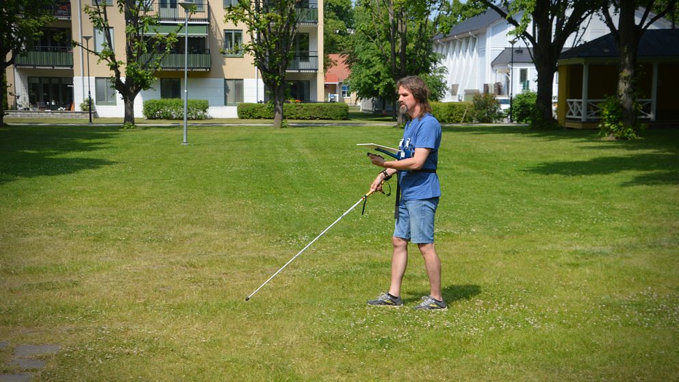 Fredrik Stockhaus orienterar på en stor gräsyta i en park.