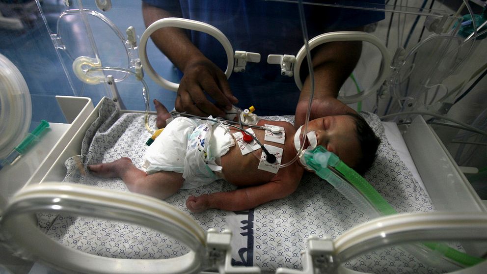 Tre dagar gammal bebis vårdas i Gazaremsan 2014. Barnets 24-åriga mamma dödades vid ett flyganfall men babyn förlöstes med kejsarsnitt.