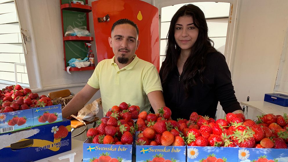 Edmond Nerda och Mery Toma säljer jordgubbar i Jönköping.