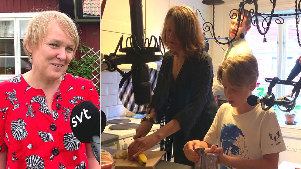 Regissör Maria Blom på inspelningen av 2021-års radiokalender. Mamma, pappa, barn står i köket med mikrofoner.