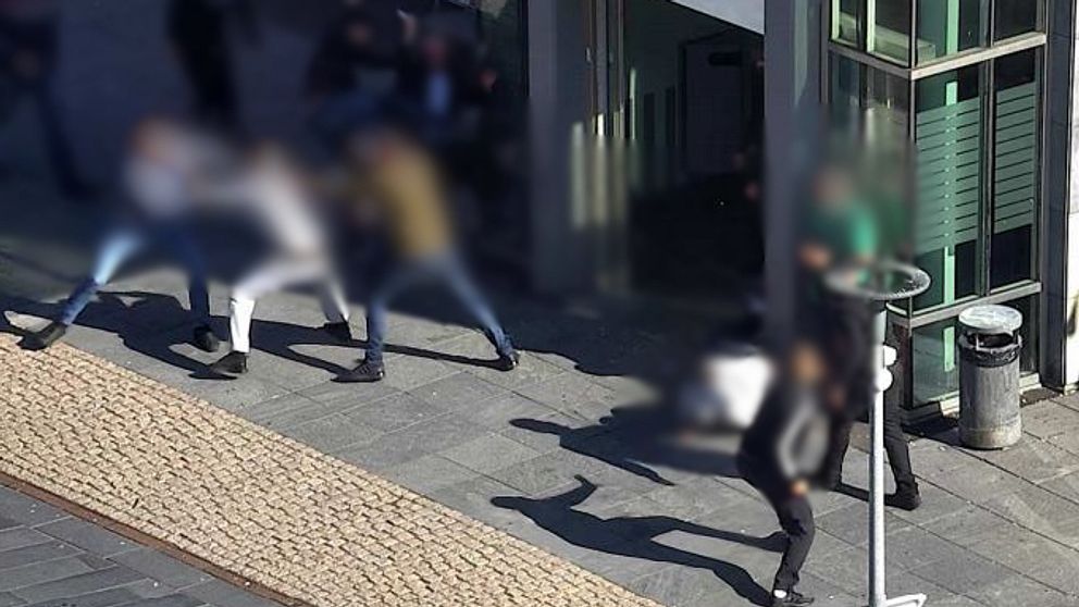 Flera män bråkar i Hjällbo.